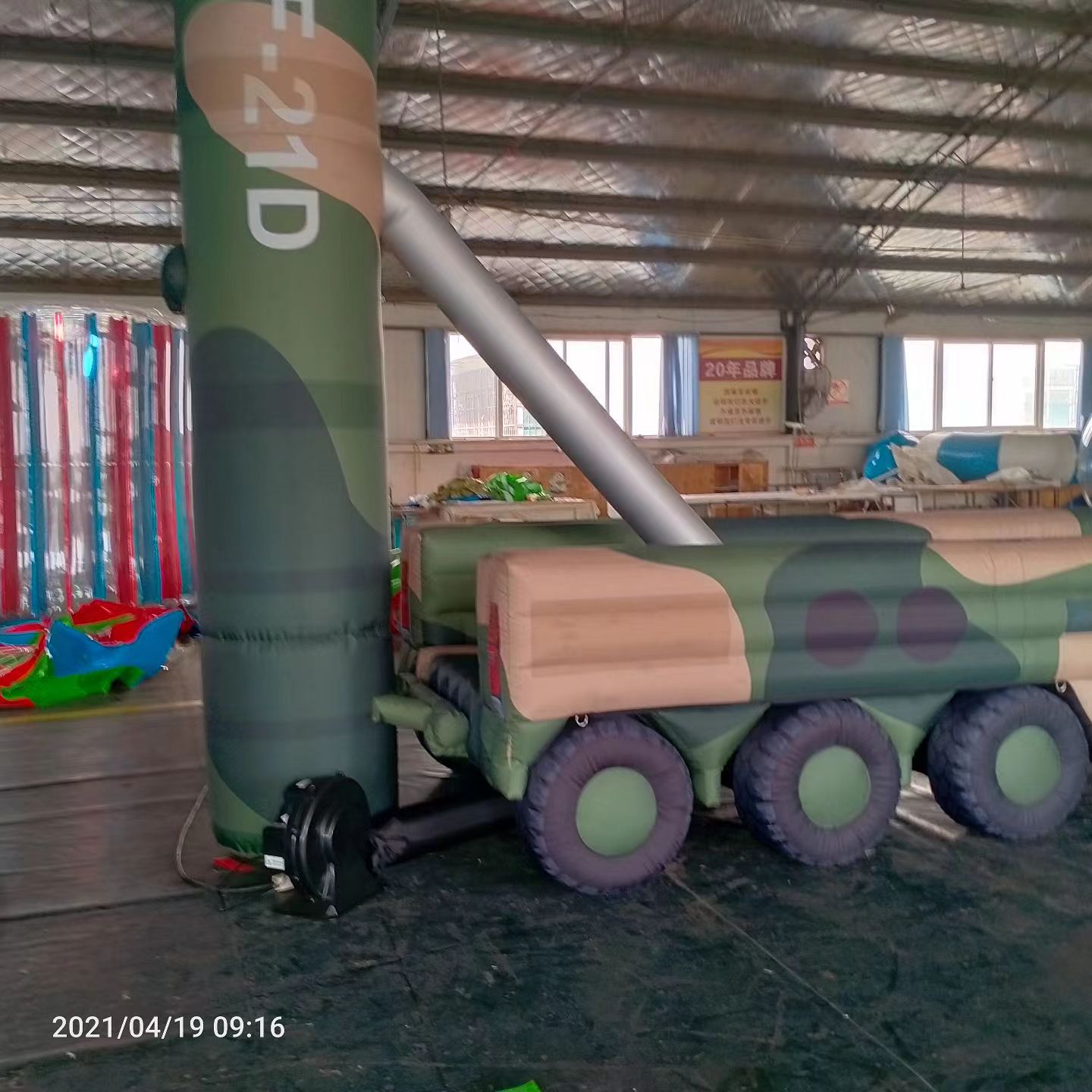 平江军事演习中的充气目标车辆：模拟发射车雷达车坦克飞机
